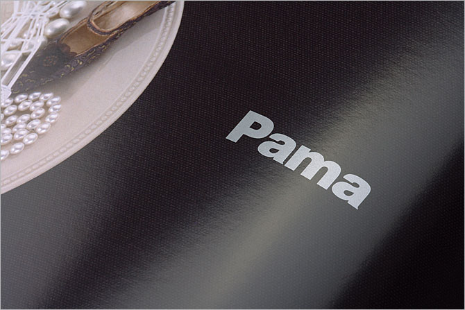 黑眼睛廣告為Pama印刷的產(chǎn)品畫冊內(nèi)頁實拍效果，印刷工藝為CMYK+專銀（五色印刷）